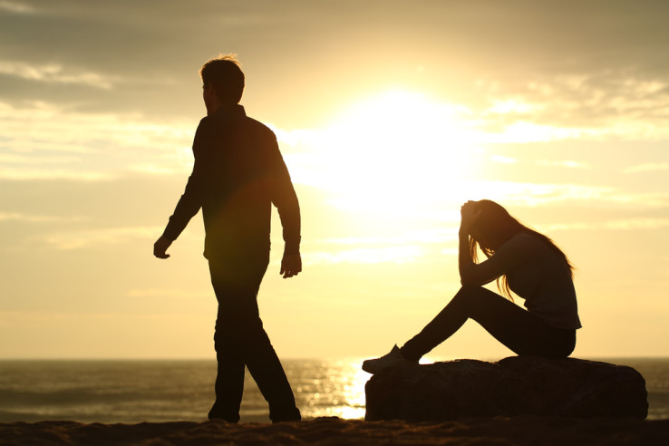 Couple silhouette breaking up a relation